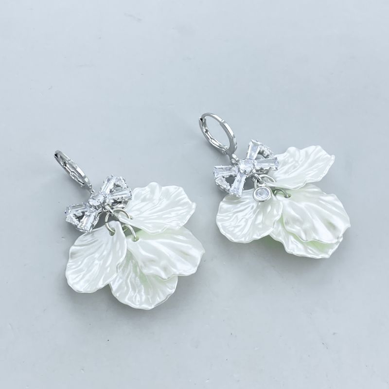 Argola bijuteria pendulo laço cravejado com petalas peroladas