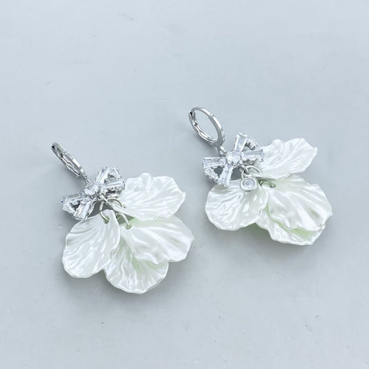 Argola bijuteria pendulo laço cravejado com petalas peroladas